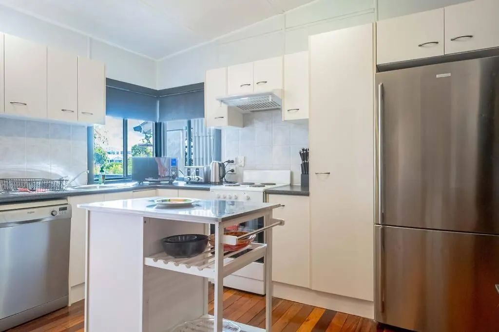 Art Deco Retreat, Shops & Cafes, Public Street Parking Apartment Brisbane