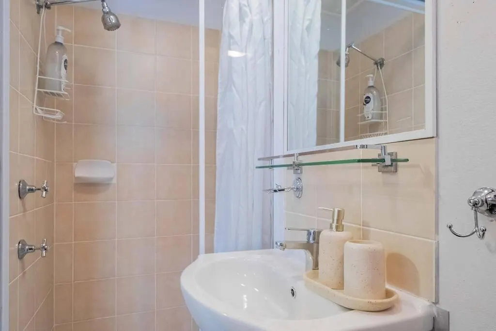 Art Deco Retreat, Shops & Cafes, Public Street Parking Apartment Brisbane
