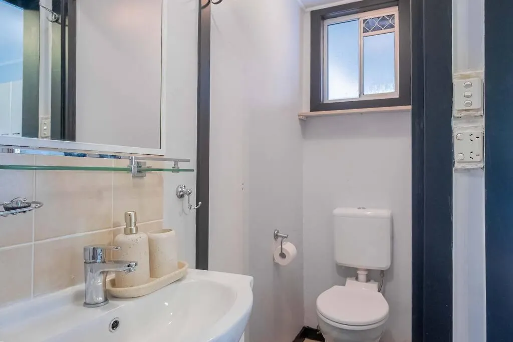 Art Deco Retreat, Shops & Cafes, Public Street Parking Apartment Brisbane 0*,