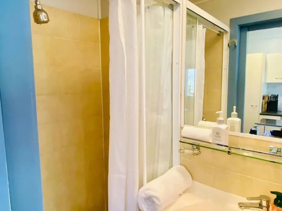 Art Deco Retreat, Shops & Cafes, Public Street Parking Apartment Brisbane