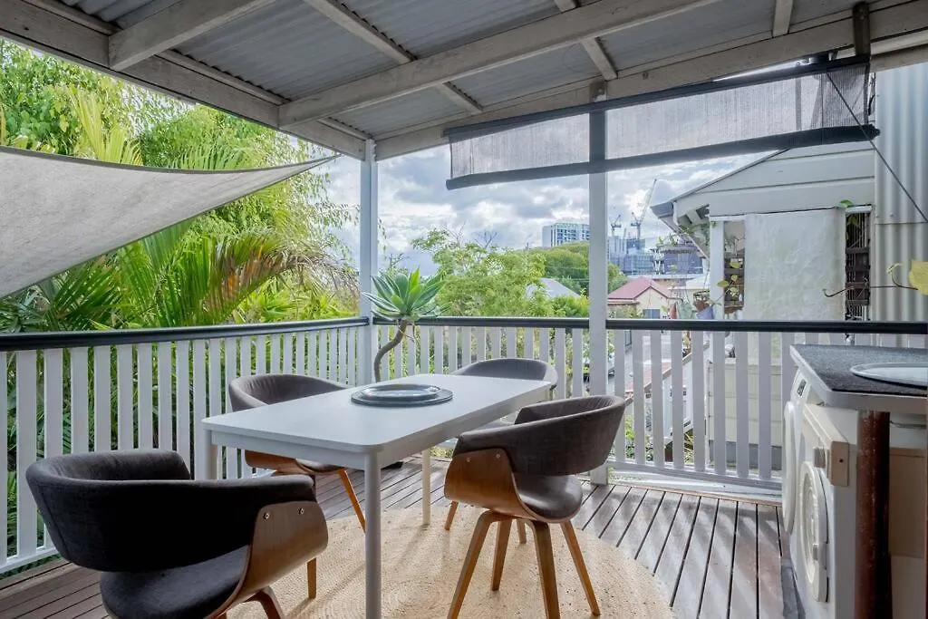 Art Deco Retreat, Shops & Cafes, Public Street Parking Apartment Brisbane Australia