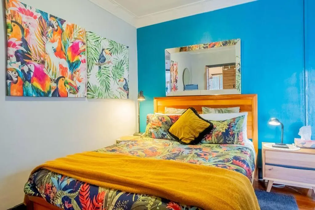 Art Deco Retreat, Shops & Cafes, Public Street Parking Apartment Brisbane