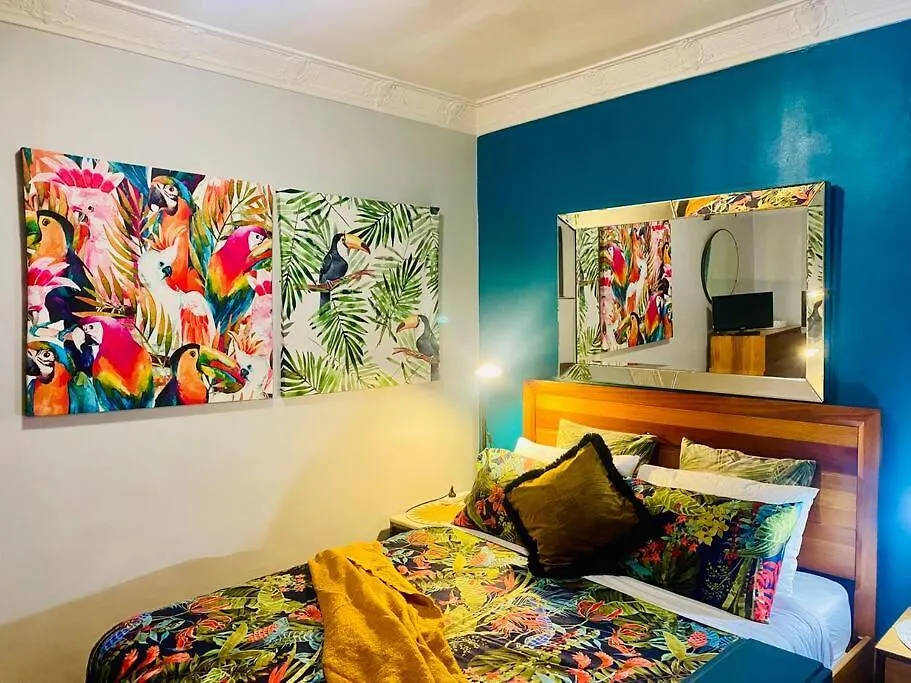 Art Deco Retreat, Shops & Cafes, Public Street Parking Apartment Brisbane
